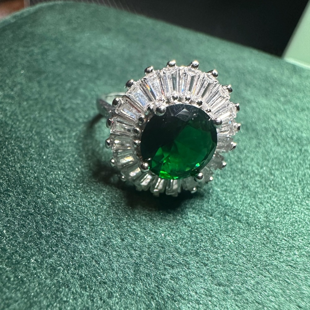 Sterling Silver 925 size 8 Ring with Emerald Green Gemstone and CZ Baguettes